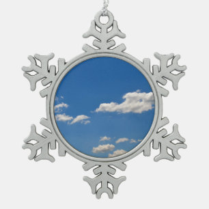 Ornement Flocon De Neige Le ciel est bleu et les nuages blancs passent