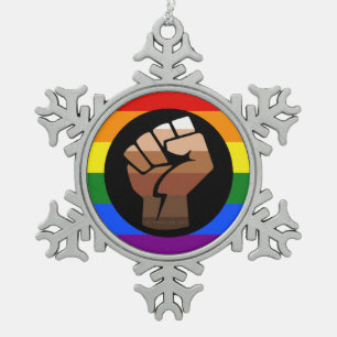 Ornement Flocon De Neige Le poing levé du drapeau de couleur des gens queer