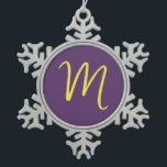Ornement Flocon De Neige Lettre initiale Monogramme élégant Indigo jaune<br><div class="desc">Voulez-vous posséder un produit avec les initiales de votre nom? Il est très simple,  esthétique et attrayant.</div>