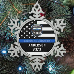 Ornement Flocon De Neige Logo personnalisé du service de police Bleu Police<br><div class="desc">Jeu de Noël du département de police de la Ligne Bleue Mince - drapeau américain dans les couleurs du drapeau de la police, design moderne noir et bleu. Customisez avec le logo de votre service et personnalisez avec le nom et le numéro d'insigne des policiers. Ce vêtement personnalisé d'application de...</div>