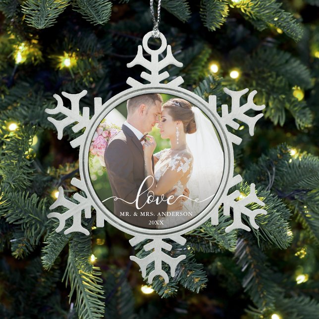 Ornement Flocon De Neige Love Elegant Script Mariage Photo Mr et Mrs. (Customize with Names and Year.)