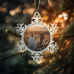 Ornement Flocon De Neige M. & Mrs Newlyweds Photo<br><div class="desc">Premier cadeau de noël pour les jeunes mariés ou votre nouveau conjoint. "M. & Mme" superposition de script au-dessus de votre photo.</div>