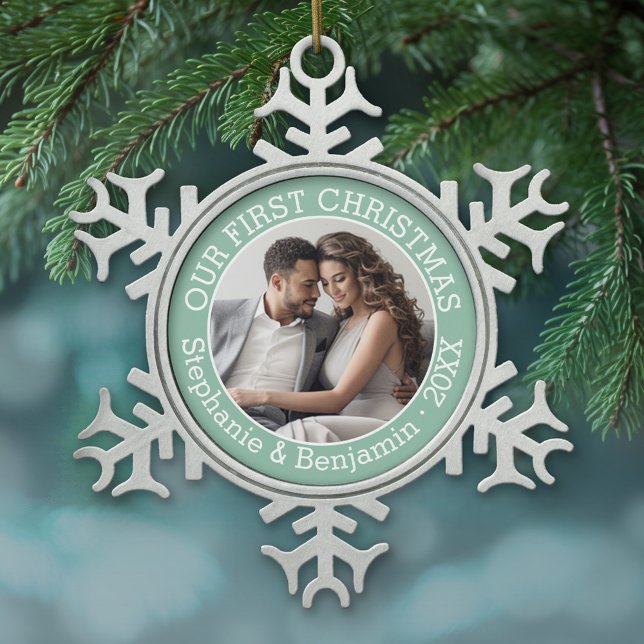 Ornement Flocon De Neige Mariage photo de Noël Nom et année personnalisés (Personalized Pewter Christmas Ornament - Photo - First Christmas)