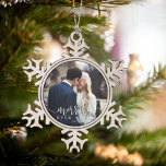 Ornement Flocon De Neige Merde toujours après | Photo Mariage<br><div class="desc">Festive vacances design présente votre photo mariage préférée avec "joyeusement toujours après" dans un combo chic de script de calligraphie moderne blanc et des polices de caractères. Personnalisez avec l'année pour une belle conservation de votre mariage.</div>