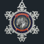 Ornement Flocon De Neige Milestone Birthday Gold Photo 70th Seventy Blue<br><div class="desc">Célébrez votre anniversaire d'étape avec cette élégante plaque commémorative de saké. De simples bandes dorées et des bannières rouges dorées au-dessus de arrière - plans à motifs de fleurs de lis marines constituent le cadre idéal pour votre photo préférée. Remplacez l'exemple de photo et de texte par le vôtre pour...</div>