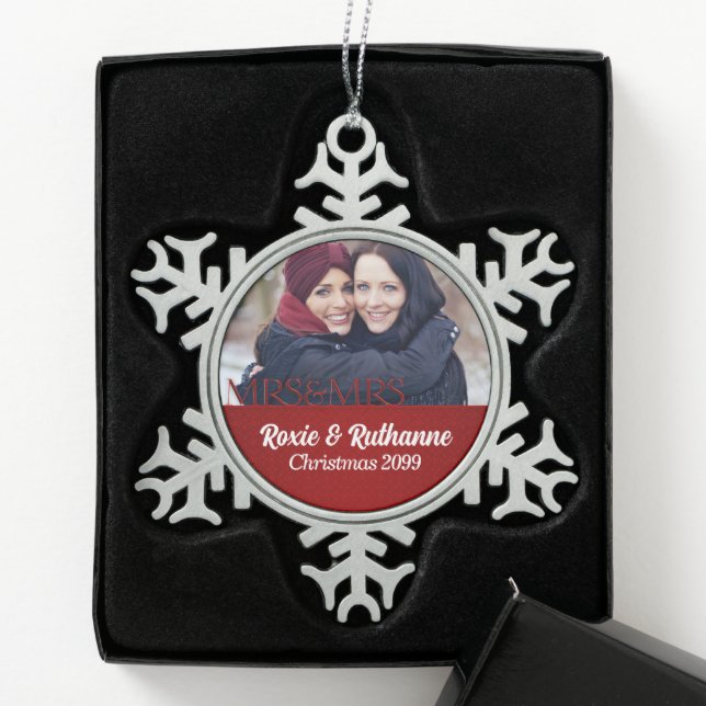 Ornement Flocon De Neige Mme & Mme Lesbian Mariage Red Damask Photo (Boîte)