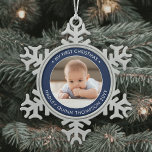 Ornement Flocon De Neige Mon premier Noël photo bébé moderne Marine & Blanc<br><div class="desc">Célébrez les joies simples de la saison des Fêtes avec un élégant décor de Noël bleu marine et blanc personnalisé photo ronde flocon de neige en métal. L'écriture et l'image de ce modèle sont simples à personnaliser. La citation de "Mon premier Noël" est facile à changer en coque, l'ornement est...</div>