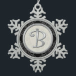 Ornement Flocon De Neige Monogramme d'argent élégant B Noël<br><div class="desc">Un monogramme d'argent élégant design initial pour ajouter de l'élégance à votre ornement festif.Les ornements de Noël monogrammés s'ajouteront à votre décor de Noël.L'ornement de Noël monogrammé d'argent est disponible dans toutes les initiales de l'alphabet.</div>