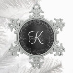 Ornement Flocon De Neige Monogramme d'étincelle à Parties scintillant noire<br><div class="desc">Personnalisez facilement ce design tendance et élégant,  avec une jolie parties scintillant brillante noire sur un arrière - plan métallique brossé noir.</div>