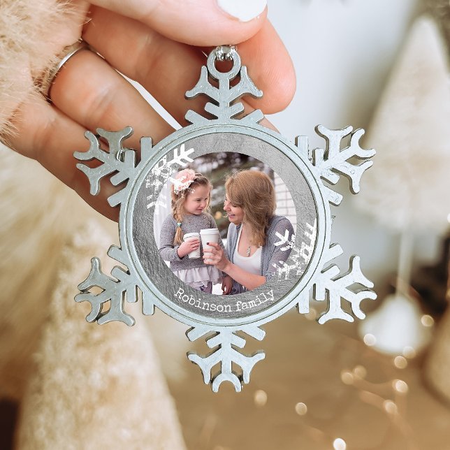 Ornement Flocon De Neige Monogramme photo en argent pour les flocons de nei (Rustic snowflake family holiday keepsake photo ornament perfect for gifts to bring joy to others.)