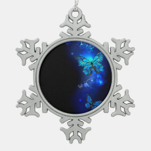 Ornement Flocon De Neige Morpho Butterfly in the Dark Background