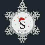 Ornement Flocon De Neige Nom de la lettre Santa Hat | Monogramme | Initiale<br><div class="desc">Nom de la lettre avec le monogramme du chapeau de Père Noël coutume ornement en étain de flocon de neige initial. Améliorez votre décoration de Noël grâce à cette décoration personnalisée. Cette décoration initiale personnalisée est une touche unique à vos décorations de vacances et fait un cadeau familial attentionné et...</div>