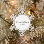 Ornement Flocon De Neige Nom personnalisé et Mariage de date<br><div class="desc">Couple Personnalisé Nom et Date Mariage Flocon de neige Ornement de Noël de l'ewter Pewter. Design élégant,  classique et minimaliste. Texte en noir arrière - plan blanc</div>