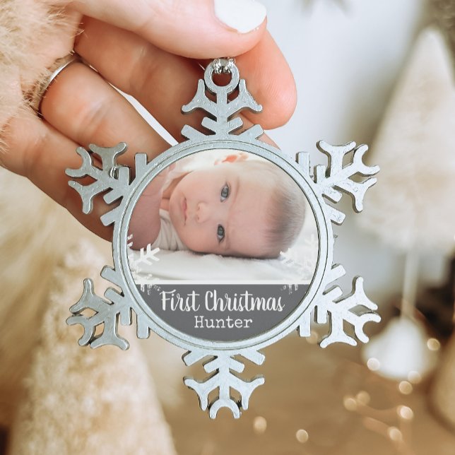 Ornement Flocon De Neige Nouvel-né 1er Noël Photo Neige gris foncé (Rustic snowflake baby holiday keepsake photo ornament perfect for gifts to bring joy to others.)