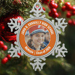 Ornement Flocon De Neige Orange High School Marching Band Cadeau photo<br><div class="desc">Ce cool customisé du lycée marchant de la photo de groupe comprend la typographie blanche de votre équipe et le nom du joueur sur un cadeau orange de Noël ornement gardien. Personnalisez avec la photo de votre élève et l'année de classe comme un parent fier. Un père et une mère...</div>