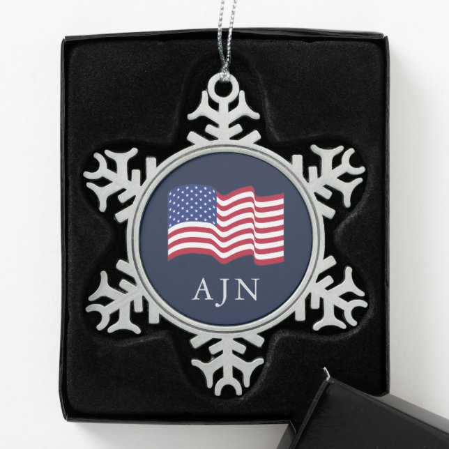 Ornement Flocon De Neige Ornement de drapeau américain monogrammé (Boîte)