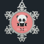 Ornement Flocon De Neige Panda à assise mignonne Monogramme personnalisée<br><div class="desc">Un mignon ours de panda assis par terre sur un arrière - plan saumon. Personnalisez avec votre monogramme et nom ou supprimez du texte dans les zones de texte sans nom.</div>