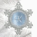 Ornement Flocon De Neige Parties scintillant en argent brossé bleu Nom du m<br><div class="desc">Personnalisez facilement ce chic flocon de neige encadré de décoration de Noël avec une jolie parties scintillant brillante en argent sur un arrière - plan métallique brossé bleu.</div>
