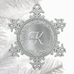 Ornement Flocon De Neige Parties scintillant en métal brossé argenté Nom du<br><div class="desc">Personnalisez facilement ce flocon de neige à la mode encadré de décoration de Noël avec une jolie parties scintillant brillante en argent sur un arrière - plan métallique brossé en argent.</div>
