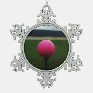 Ornement Flocon De Neige Pink Golf Ball sur un terrain de golf de montagne