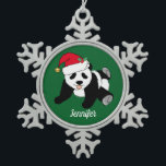 Ornement Flocon De Neige Porte Panda Cute Enfants Personnalisés Vert<br><div class="desc">Ce joli panda ours Noël de Noël de Noël de Noël est un beau cadeau de vacances animal pour un enfant qui aime aller au zoo. J'aime les animaux sauvages et un ours de panda de Noël prend le gâteau avec un chapeau de Père Noël rouge ! Personnalisez ce cadeau...</div>