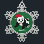 Ornement Flocon De Neige Porte Panda Cute Enfants Personnalisés Vert<br><div class="desc">Ce joli panda ours Noël de Noël de Noël de Noël est un beau cadeau de vacances animal pour un enfant qui aime aller au zoo. J'aime les animaux sauvages et un ours de panda de Noël prend le gâteau avec un chapeau de Père Noël rouge ! Personnalisez ce cadeau...</div>