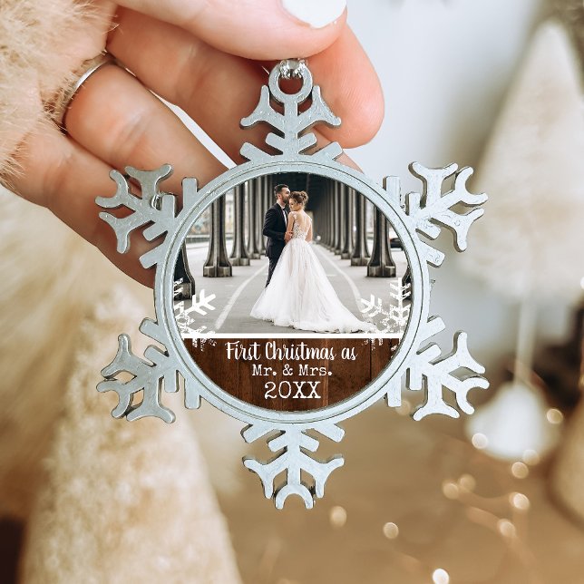Ornement Flocon De Neige Premier Noël Mariés Rustique (Rustic snowflake family holiday keepsake photo ornament perfect for gifts to bring joy to others.)