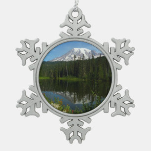Ornement Flocon De Neige Reflet du lac du mont Rainier avec des fleurs sauv