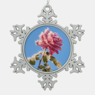 Ornement Flocon De Neige Rose rose avec givre glacée dans une nature hivern
