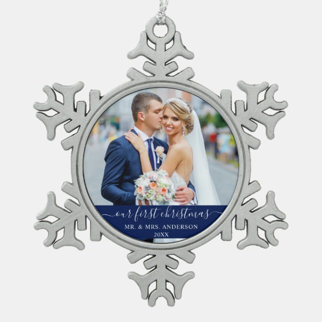 Ornement Flocon De Neige Script élégant Notre premier bleu de Noël (Devant)