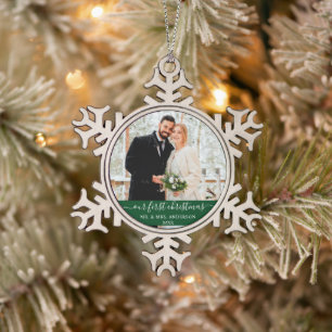 Ornement Flocon De Neige Script élégant Notre premier Noël Vert