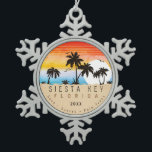 Ornement Flocon De Neige Siesta Key Florida Beach Retro Sunset Souvenir 60s<br><div class="desc">Siesta Key Florida Vintage 60s Souvenirs. Siesta Key Florida - Retro Tropical Palm Tree 60s Souvenirs design Vintage fait un grand cadeau de Noël ou d'anniversaire pour les fans de Siesta Key plage. Le design rétro de l'ambiance estivale est un cadeau parfait pour les amateurs de voyage et de destination...</div>