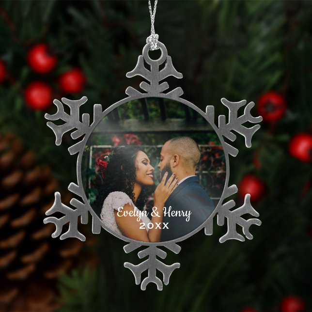 Ornement Flocon De Neige Simply Elegant Wedding Photo White Script Monogram (Créateur téléchargé)