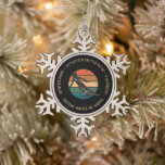 Ornement Flocon De Neige Ski Winter Park, Colorado - Woman Skier, Gold Text<br><div class="desc">Magnifique composition d'une belle femme montagne ou skieur de descente contre l'arrière - plan du cercle coloré. Le texte "WINTER PARK - 39°53'13"N 105°45'45"W - COLORADO, SKIING ME HAPPY" de couleur jaune doré fait le tour de l'image. Toutes les images et le texte sont personnalisables. Sports d'hiver, vacances, aventure, amusement...</div>