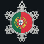 Ornement Flocon De Neige Snowflake Ornament with Portugal Flag<br><div class="desc">Ajoutez une touche de fierté portugaise à votre décor de vacances avec notre ornement de flocon de neige avec le drapeau du Portugal! Conçu avec une attention minutieuse aux détails, cet ornement incorpore sans problème les éléments emblématiques du drapeau portugais. L'architecture met en valeur l'arrière - plan vert et rouge...</div>