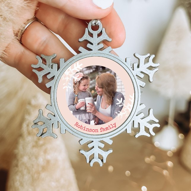 Ornement Flocon De Neige Snowflakes en détresse Blush Pink Photo Monogramme (Rustic snowflake family holiday keepsake photo ornament perfect for gifts to bring joy to others.)