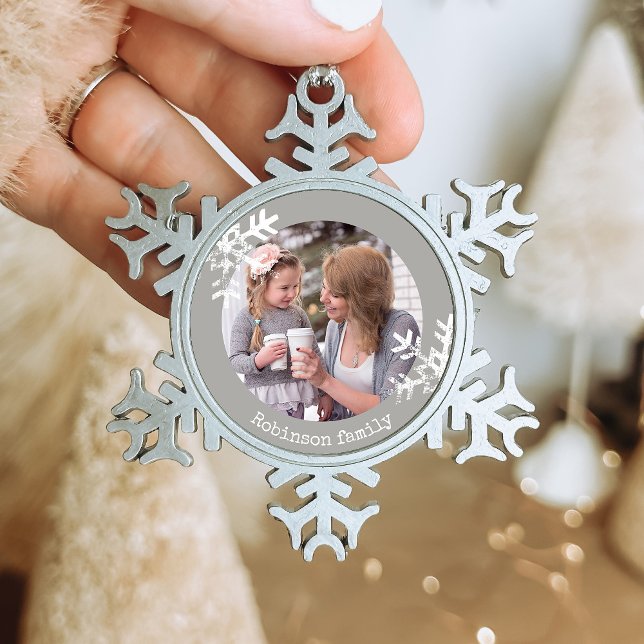 Ornement Flocon De Neige Snowflakes en état de détresse Gris Photo Monogram (Rustic snowflake family holiday keepsake photo ornament perfect for gifts to bring joy to others.)