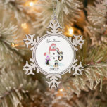 Ornement Flocon De Neige Snowman & Penguin Christmas Snowflake Pewer Chris<br><div class="desc">Ce mignon bonhomme de neige et sa famille de pingouins sont tous prêts à être personnalisés avec votre nom et accroché à l'arbre cette saison des fêtes. Faites de cette année spéciale avec ce petit ornement qui sera un grand complément à vos décorations pour les années à venir.</div>