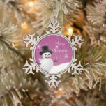 Ornement Flocon De Neige Snowman rose scène d'hiver Snowflake Ornament<br><div class="desc">Ajoutez une touche de fantaisie à votre sapin de Noël cette saison de fêtes avec un ornement de flocon de neige rose Snowman. Le design ornemental présente un bonhomme de neige heureux dans une scène hivernale enneigée contre un arrière - plan rose orné de flocons de neige de couleur assortie....</div>