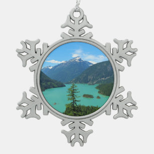 Ornement Flocon De Neige Snowy Mountain surplombe le lac Turquoise dans l'é