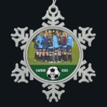 Ornement Flocon De Neige Soccer Photo Collage Nom de l'équipe Numéro d'équi<br><div class="desc">Ce montage photo personnalisé de football présente vos photos de football téléchargées, un ballon de football noir et blanc et le nom du joueur (ou de l'entraîneur), le nom et le numéro de l'équipe. Tout est défini sur un arrière - plan coloré qui peut être modifié pour correspondre aux couleurs...</div>
