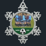 Ornement Flocon De Neige Soccer Photo Collage Nom de l'équipe Numéro d'équi<br><div class="desc">Ce montage photo personnalisé de football présente vos photos de football téléchargées, un ballon de football noir et blanc et le nom du joueur (ou de l'entraîneur), le nom et le numéro de l'équipe. Tout est défini sur un arrière - plan coloré qui peut être modifié pour correspondre aux couleurs...</div>