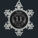 Ornement Flocon De Neige Steel Eleventh wedding anniversary 11 ans<br><div class="desc">Un design pour célébrer 11 ans de mariage. Ce design a un design couleur gris (acier) sur un arrière - plan noir. L'acier est le cadeau traditionnel pour cette occasion. Le texte dit acier 11 ans anniversaire. Un design romantique pour célébrer votre 11e année de mariage. Si vous voulez de...</div>