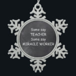 Ornement Flocon De Neige Teacher Miracle Worker Chalkboard Design Idée cade<br><div class="desc">Enseignant Miracle Travailleur Enseignant Chalkboard Design Enseignant Idée cadeau de Noël Arbre Ornement</div>