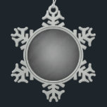 Ornement Flocon De Neige Vignette Chalkboard tendance<br><div class="desc">Ce dessin cool arrière - plan représente le grain et la texture d'un tableau noir qui a été dessiné avec de la craie et effacé plusieurs fois. Il y a une vignette qui s'y penche, s'estompant vers plus léger au centre. Cet arrière - plan de tableau noir simple, mais très...</div>