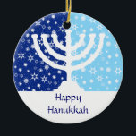 Ornement Hanoukka Menorah<br><div class="desc">L'ornement parfait pour la famille interconfessionnelle. Une menorah Hanoukka est silhouette contre un champ d'étoiles et de flocons de neige bleu foncé et clair. Votre message personnalisé va ci-dessous. On peut aussi l'utiliser comme ventilateur,  poules lumineuses ou aveugles ou décoration murale. Disponible avec des produits correspondants.</div>