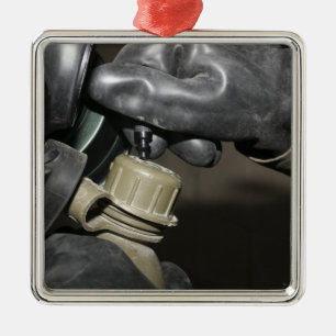 Ornement Métallique A Marine insère un tube à boire dans sa cante