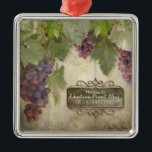 Ornement Métallique Affaire Wine Sign<br><div class="desc">Décor de maison ornement commémoratif de Noël pour les amateurs de vin rouge Pinot Noir dans votre vie. Aussi excellent pour une entreprise de campagne de vin de toute sorte, boutique de cadeaux, café alimentaire, restaurant ou un bed & breakfast. Personnalisez-vous avec votre propre nom de famille ou titre d'entreprise....</div>
