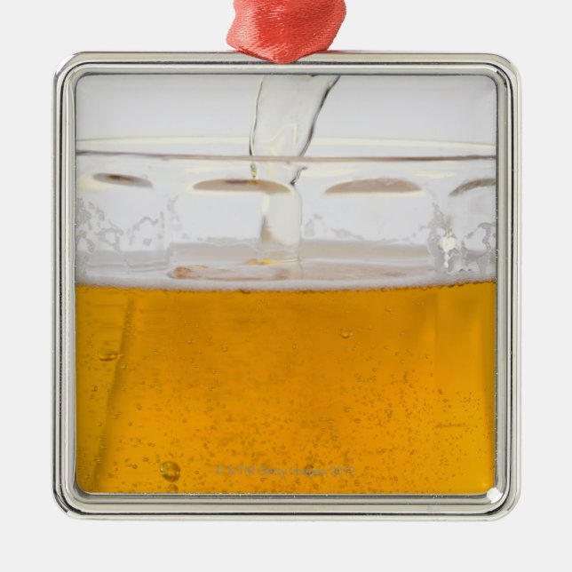 Ornement Métallique Bière de versement dans la tasse en verre, (Devant)