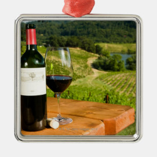 Ornement Métallique Bouteille de vin rouge et de verre sur la table